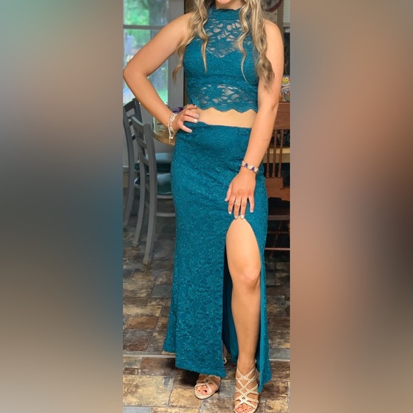 Blue prom dress more like teal!! Two piece, it’s very comfy and very stretchable - Picture 6 of 6